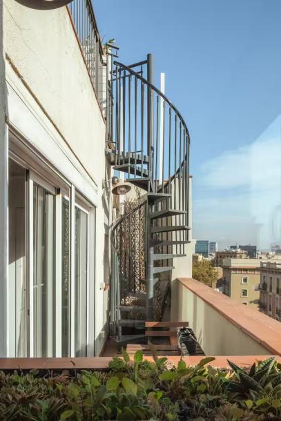 Lovely Penthouse Studio w Private Rooftop Terrace-3