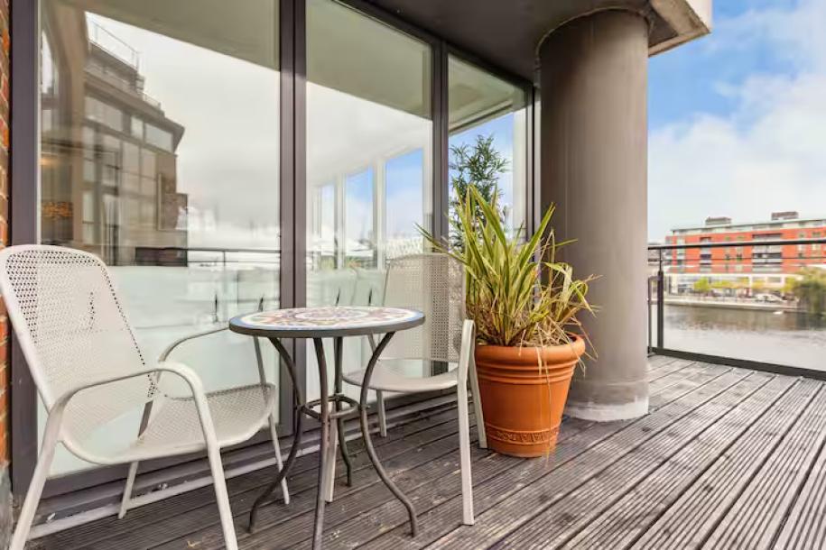 Grand Canal Dock Waterfront Luxury with Balcony-4