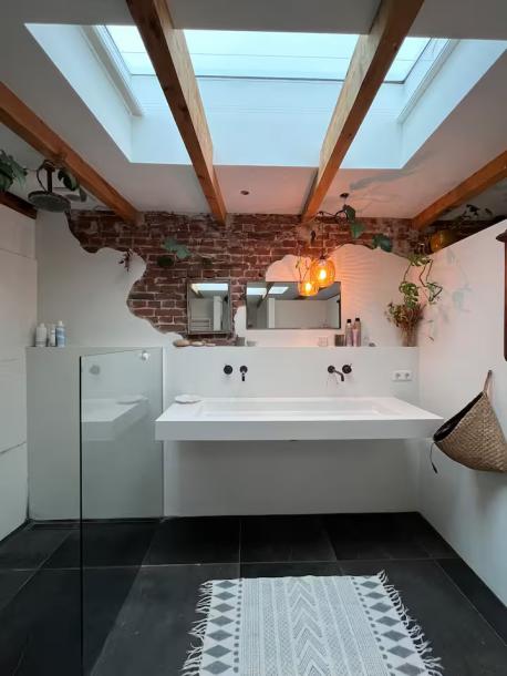 Spacious & stylish house at central station-3