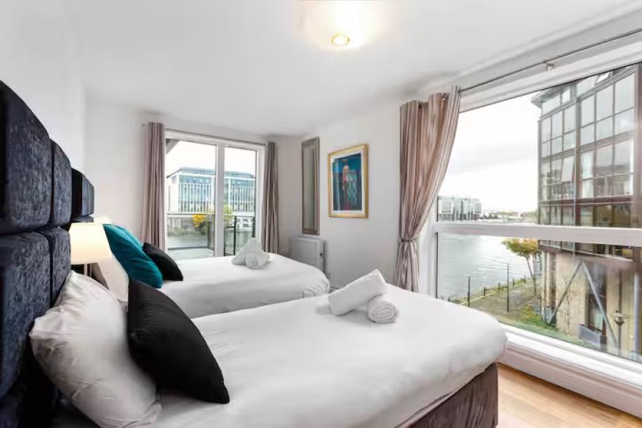 Grand Canal Dock Waterfront Luxury with Balcony-5
