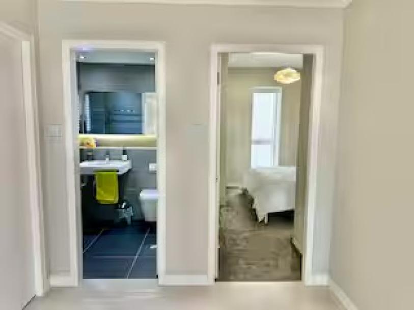 Modern Central Riverfront Apartment-2