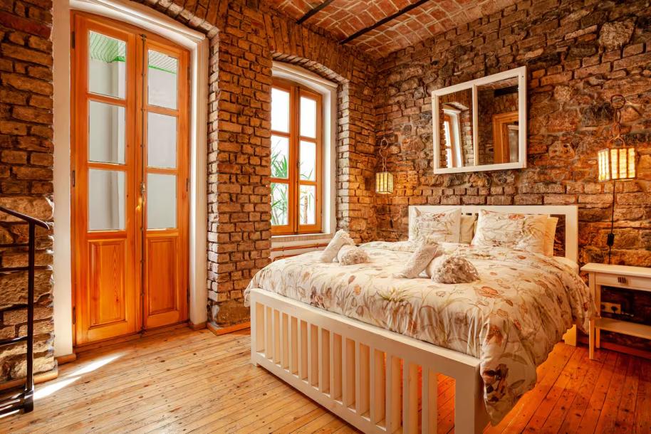 Private Entrance 2 Level Townhouse Loft Apt-3