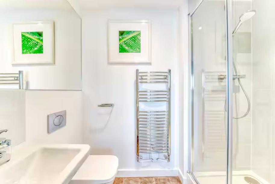Private Floor of City Centre Townhouse/EV Charge-5