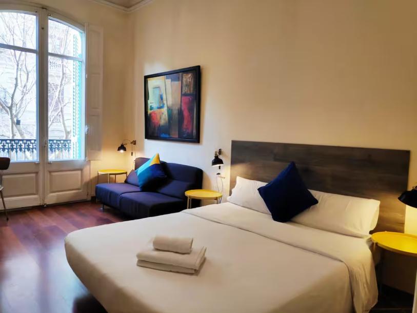 Room close Plaza Cataluña with private bathroom-4