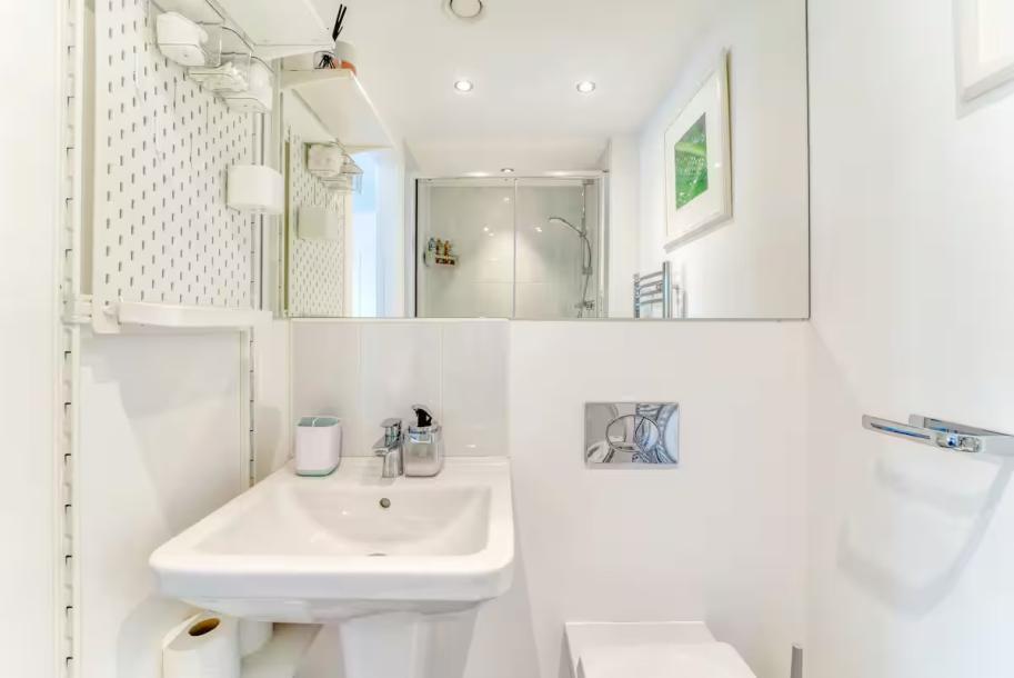 Private Floor of City Centre Townhouse/EV Charge-13