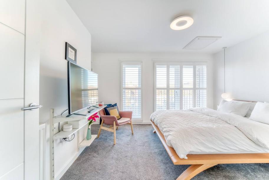 Private Floor of City Centre Townhouse/EV Charge-10