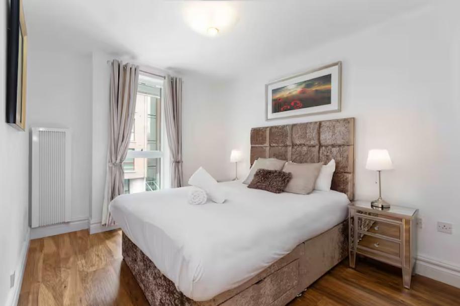 Grand Canal Dock Waterfront Luxury with Balcony-0