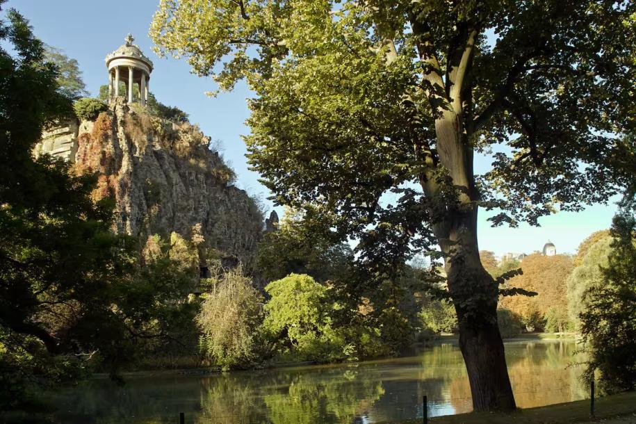 Paris right in front of Buttes Chaumont-9