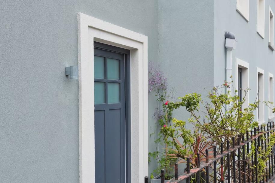 Stylish own-door solo suite in best urban village-14