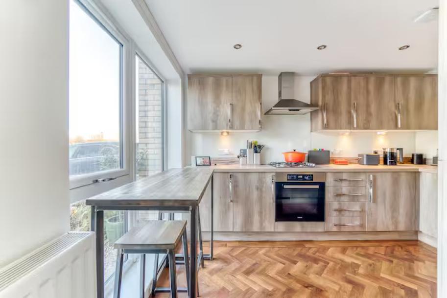 Private Floor of City Centre Townhouse/EV Charge-14