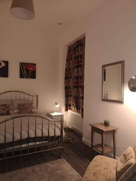 Beautiful large 1 bedroom flat with Kingsize bed.-9