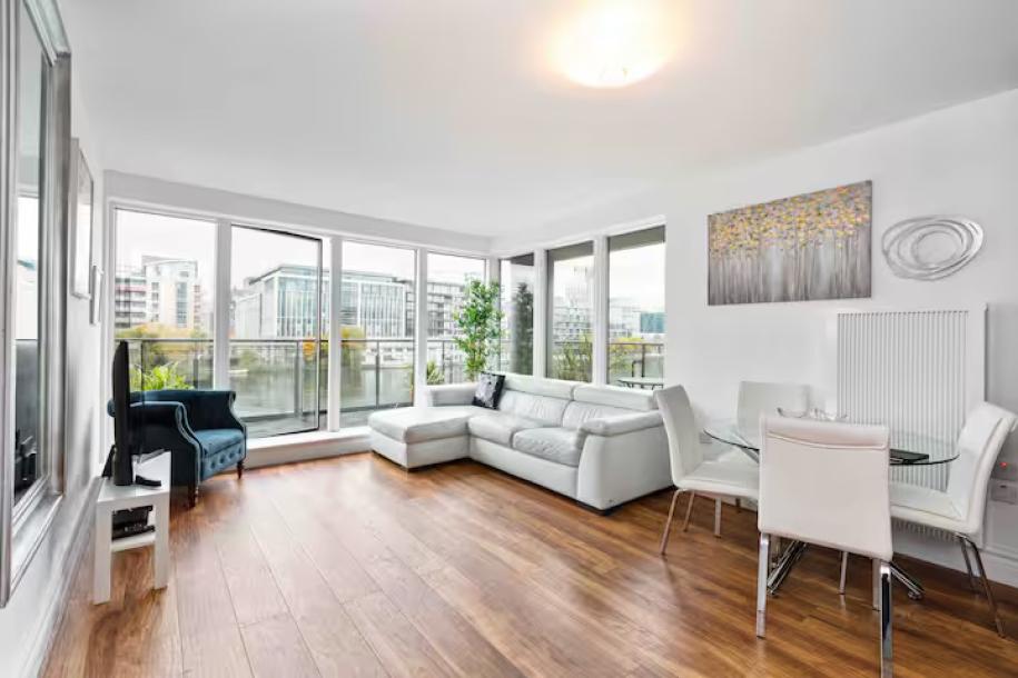 Grand Canal Dock Waterfront Luxury with Balcony-9