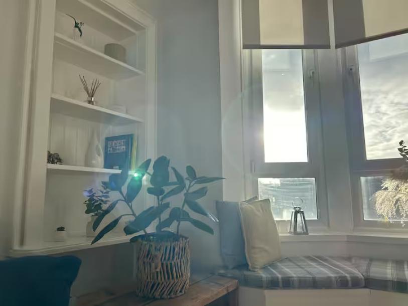 Well Located Bright Glasgow city apartment-13
