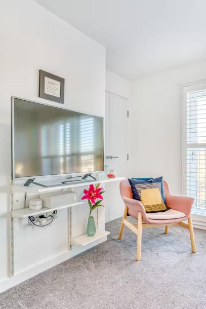 Private Floor of City Centre Townhouse/EV Charge-18