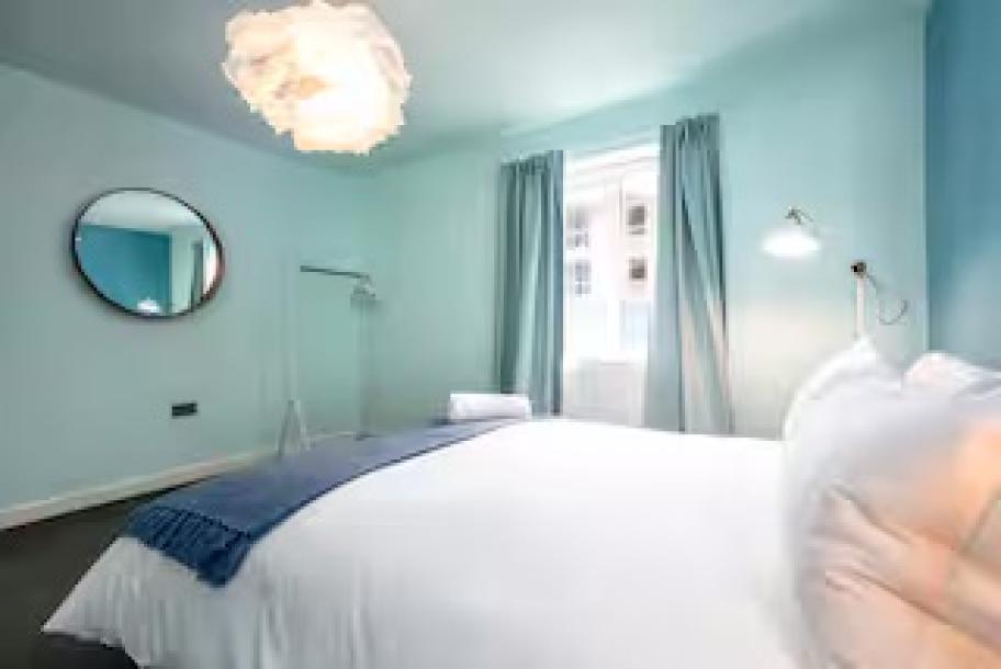 Boutique Hotel Style Apartment Sleeps 4 + Parking-7